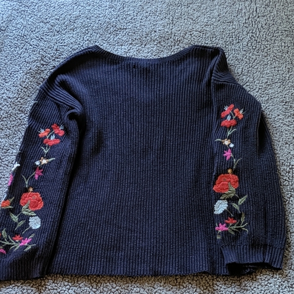 AE Floral Sleeve Sweater - Picture 4 of 4
